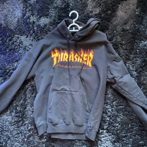 Thrasher hoodie - Thrasher hoodie knappt använd storlek M