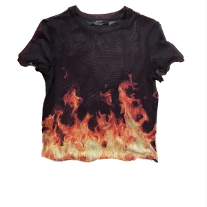 Topp - Mesh topp med eld flammor🔥Den är i stolek XS