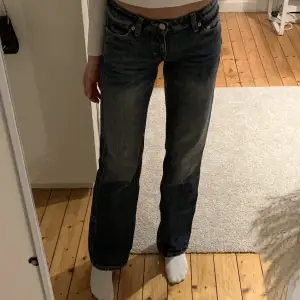 Superfina och populära Weekday arrow low straight jeans i färgen Vintage Blue som är helt slutsålda på hemsidan. Köpta för 590 kr och endast använda ett fåtal gånger, i nyskick. 💕