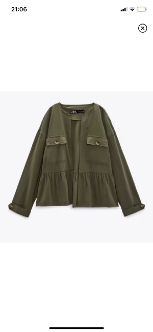 Perfekt vårjacka - Säljer min fina jacka från Zara i väldigt bra skick och sparsamt använd. Säljes för 250 kr + frakt 💕💕