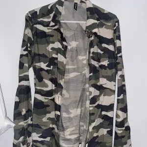 Militär skjorta, använt endast en gång 