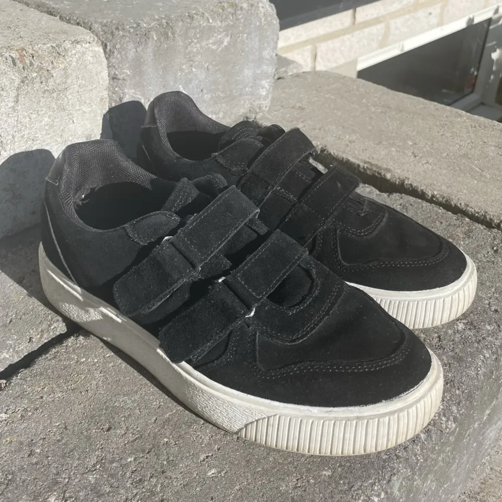 Johnny Bulls sneakers!! Finns ett litet hål på insidan vid hälen (se bild 3) som inte syns eller känns när de sitter på foten. Köpta för 799kr, säljer för 200+frakt 🤝. Skor.