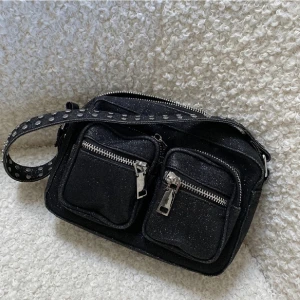 Noella väska - Säljer denna glittriga noella väska då den inte kommit till användning senaste tiden 🖤