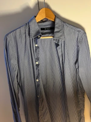 Tiger of Sweden skjorta  - Blå/vit randig kostymskjorta från Tiger of Sweden. Storlek 40(S) Bra skick!
