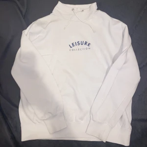 En vit tröja - En vit vintage tröja i storlek S, som referens är jag 165cm. 