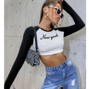 Svart croptop - Använd 1-2 gånger. Suddig bild eftersom bilden från hemsidan är borttagen, skickar gärna fler bilder vid intresse!