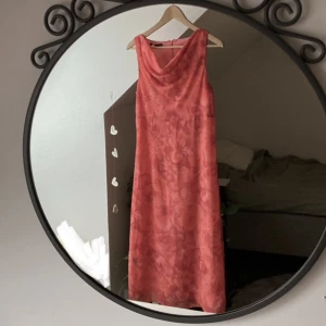 Cowl neck klänning - Supersöt cowl neck klänning som jag aldrig fick användning för!🥰Köpt second hand men i fint skick, förutom handtaget till dragkedjan som är borta men funkar ändå!