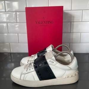 Valentino skor Storlek: 40 Skick: 6/10 Färg: svart Vårt pris: 2300kr Retail: 6165kr