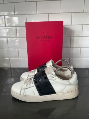 Valentino skor - Valentino skor Storlek: 40 Skick: 6/10 Färg: svart Vårt pris: 2300kr Retail: 6165kr