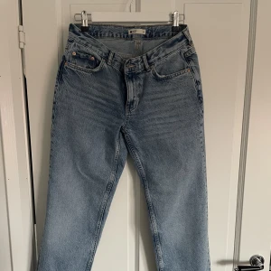 Low straight jeans - Jeans ifrån Gina tricot. Low Waist, raka ben. Endast använda en gång