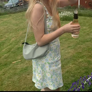 Klänning zara small blommig - Perfekt sommarklänning från zara som är blommig! Behövs strykas haha men om du gör det blir den jättefin. Storlek small