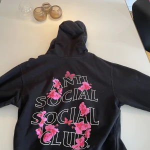 Anti social social club hoodie - Tvättad några gånger men bra skick. Medium men passar large.