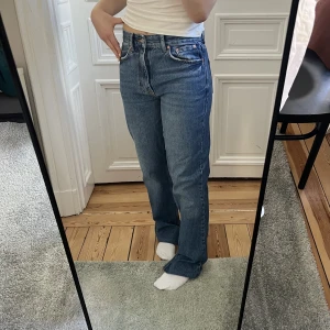 Blå jeans - Snygga straight leg med slit från Gina i storlek 36. Lite uppsydda och i bra skick. Jag är ca 165 och dom sitter superbra på mig! Kan mötas i Stockholm men annars står köparen för frakten 
