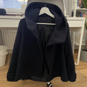 Kort ullkappa marinblå - Jättefin kappa i nyskick, endast testad! Den har en mysig och rymlig luva❤️‍🔥❤️‍🔥