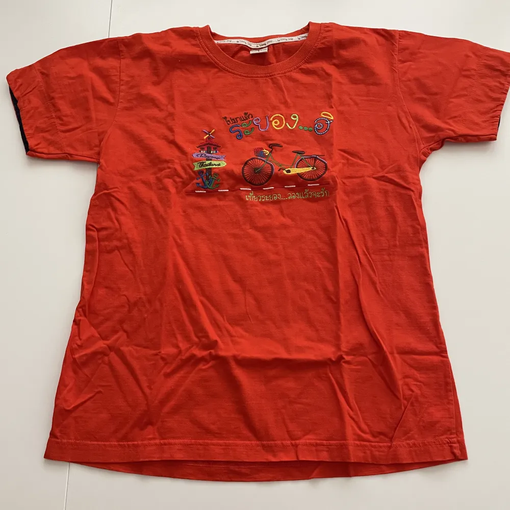 En svinfin orange t-shirt i asbra skick som tyvärr ej kommer till användning! Mer en M än L⭐️. T-shirts.