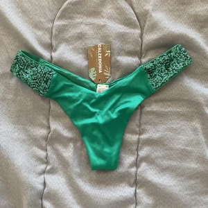 Bikinitrosor från Calzedonia - Jättefina gröna bikinitrosor från Calzedonia💚👙 Säljer de pga att de inte passade mig. Endast testade. Säljer också en jättefin matchande bikinitopp så kolla gärna in den💚
