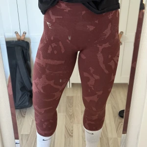 Gymshark Camo Tights - Gymshark adapt camo med scrunch, använda men mycket fint skick! Mina älsklingstights men säljer då de är för små :( väldigt stretchiga!