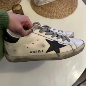 Golden Goose, 36 - Säljer mina snygga Golden Goose skor. Tycker modellen är för smal därav säljer jag dem. Fick de av min kille på 2021 och använda max 5 gånger. Kommer utan något. Köpta på farfetch. 