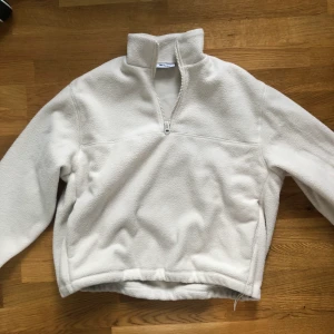 Vit fliströja  - Söt vit flis tröja🫶storlek XS ( är oversized så passar S o M med) från Weekday 