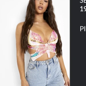 Fjäril topp - Med paljetter, men kan även knyta mer i ryggen om man vill ha det tightare. Helt oanvänd. 🌸💞