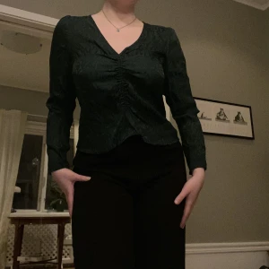 Blus - Mörkgrön blus med mönster💕💕 använt en gång 