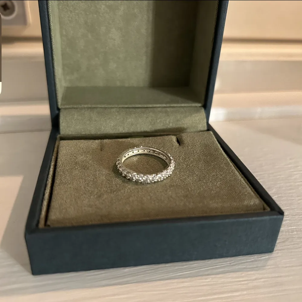 As fin ring från Glitter, säljs inte längre! Cubic zirconia, diamater 17 mm 🙏🏼🙏🏼 ”Köp nu” eller frakt brev 12kr. Accessoarer.