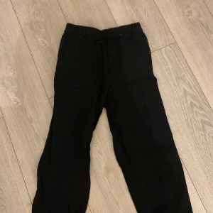 Linnebyxor  - Svarta linnebyxor köpt från Hm för 300kr💕Säljer eftersom jag köpt nya. De är midwaist raka linnebyxor som är sköna att ha i sommaren💞