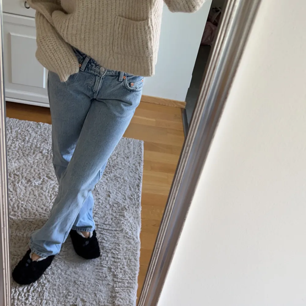 Säljer mina älskade arrow low jeans i storlek 26 och i den längsta längden. Öljetter pågrund av de är för stora, använda ungefär 3 gånger. Färgen är i summer blue eller i blue delight❤️ . Jeans & Byxor.