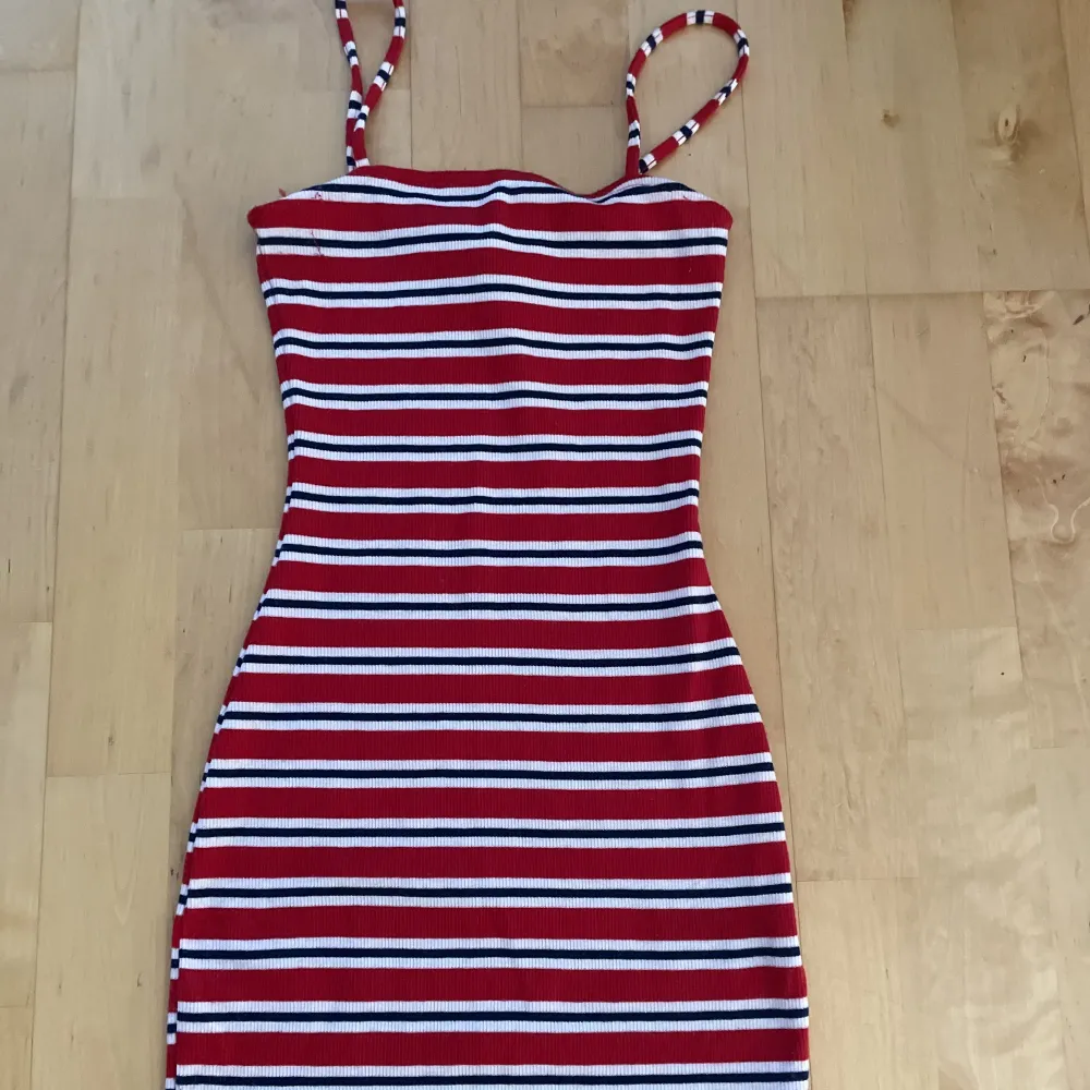 Säljer denna korta klänningen! Säljes för att den är förliten! Jätte skönt material och bra inför sommaren! Spagetti straps! En klänning som e bäst till dom alra varmaste dagarna 😍💕. Klänningar.