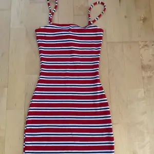 Säljer denna korta klänningen! Säljes för att den är förliten! Jätte skönt material och bra inför sommaren! Spagetti straps! En klänning som e bäst till dom alra varmaste dagarna 😍💕