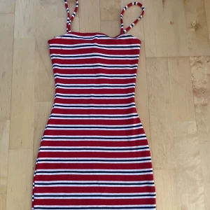 Klänning  - Säljer denna korta klänningen! Säljes för att den är förliten! Jätte skönt material och bra inför sommaren! Spagetti straps! En klänning som e bäst till dom alra varmaste dagarna 😍💕