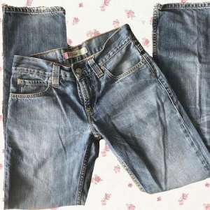 Vintage Levi’s 511 - Straight leg  Ingen storlek angiven mått:  midjan, omkrets 76 cm innerbenslängd 80 cm