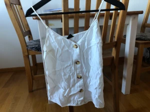 Linne - Snygga knappar. Sorry för skrynklig bild