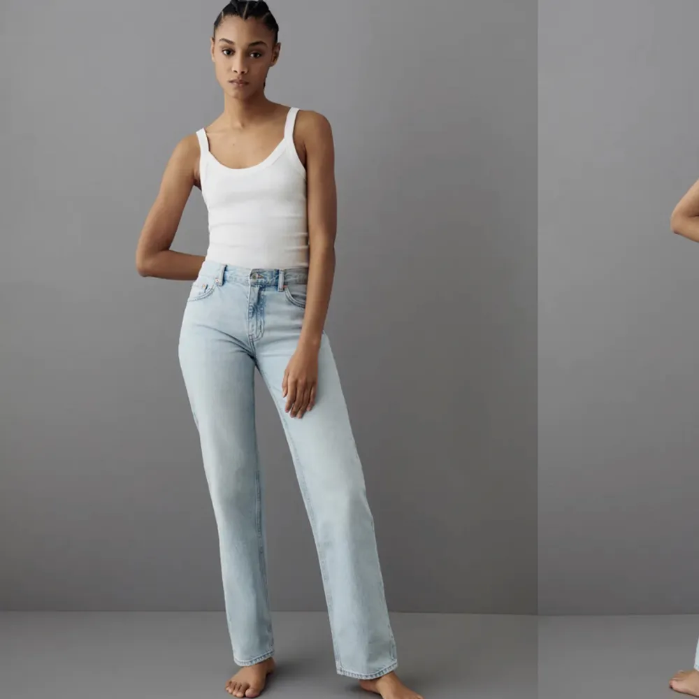 Blåa jeans low straight från Gina tricot!! Säljer för ganska mycket för dem är ganska nya, nypris 499kr🫶🏼. Jeans & Byxor.
