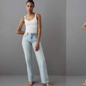 Blåa jeans low straight från Gina tricot!! Säljer för ganska mycket för dem är ganska nya, nypris 499kr🫶🏼