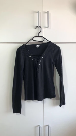 H&M sexig tröja - Jätte fin och sexig tröja ifrån gina tricot som passar till alla!🤍
