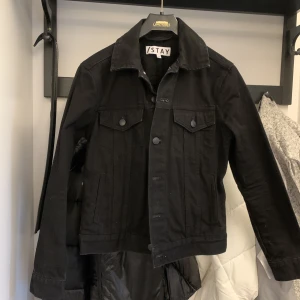 Jeansjacka - Svart jeansjacka från Stay köpt på Carlings. Endast använd ett fåtal gånger. 