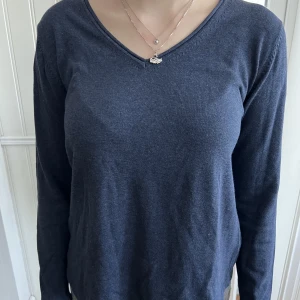 tröja  - marinblå tröja, helt ny nypris 400kr, stl m 