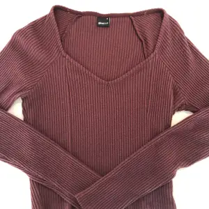 Vinröd långärmad tröja. Tjockt ribbat material och fin urringning. ❤️ 3 för 2 på ALLT jag säljer! 😗