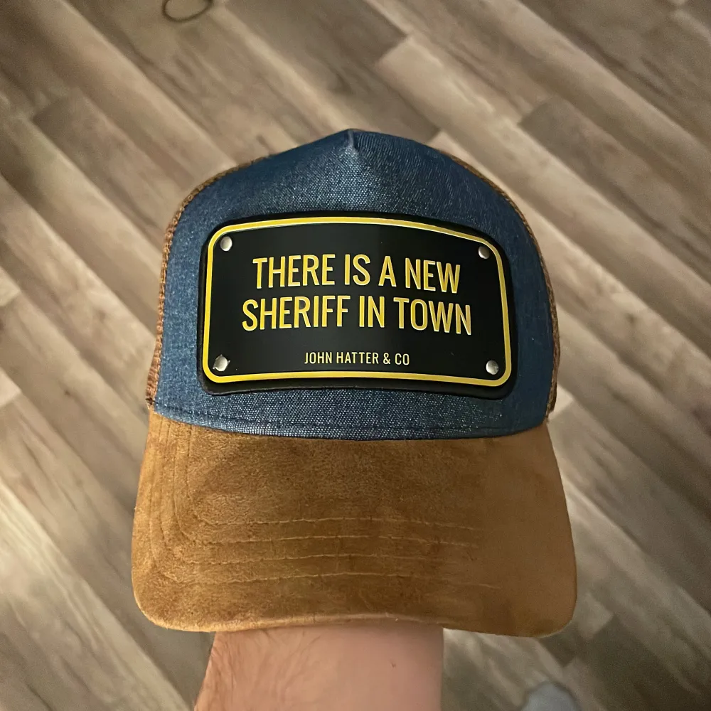 Texten på kepsen är ”THERE IS A NEW SHERIFF IN TOWN” Köpt för 999kr Säljer för 600kr  Använd 2 gånger annars helt oanvänd  Kan fraktas  . Övrigt.
