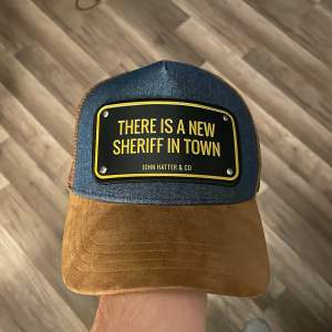 Texten på kepsen är ”THERE IS A NEW SHERIFF IN TOWN” Köpt för 999kr Säljer för 600kr  Använd 2 gånger annars helt oanvänd  Kan fraktas  