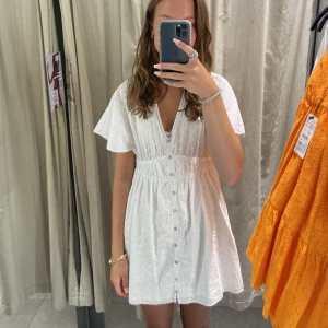 Klänning från zara - Säljer denna super snygga klänningen från zara som passar perfekt till sommarn!! Den är i storlek xs och passar npgon som är 170 eller under🤗