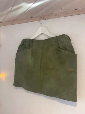 Skinn kjol  - Super cool mörkgrön skinn imitation kjol frpn zara!!! Passar så bra till mp ha olika tillfällen och behover ny ägare!!! Storlek L men mer som en M