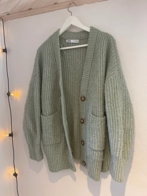 Mysig zara kofta - Super mysig grön/pastell grön stickad kofta från zara som länge varit en favorit men som inte längre används!!! Passar lika bra till skola som middag eller bara skönt att ha på sig hemma💯fyi: stor i storleken perfekt som oversized