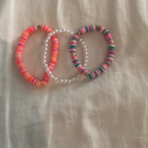 Preppy armband - Hej! Säljer 3 st preppy armband som är handgjorda av claybeads
