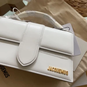 Jacquemus väska - Säljer min fina vita Jacquemus väska, inköpt för 1 år sedan men knappt använd!  Säljer pågrund av att den inte kommer till användning. Kvitto och dustbag medföljer. Köpte för 6500 säljer för 3500 men vid snabb affär kan priset diskuteras 