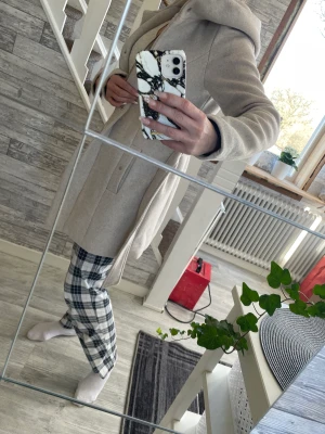 Kappa från Vera moda xs - Säljer min nyinköpta kappa från Vera moda i storlek xs ljus beige 💕 helt ny och inte använd 💕 försent att skicka tillbaka. Nypris 900kr ca  Så snygg 🫶
