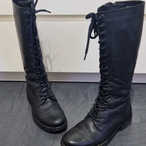 Höga stövlar äkta läder - Höga stövlar med snörning. Stlk 37. Äkta läder. Felfria.