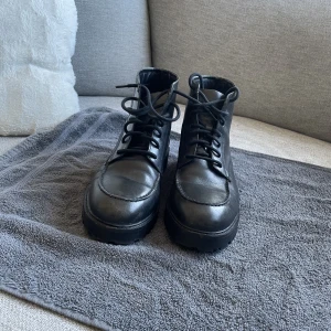 Kängor från WALK LONDON - Svarta kängor från WALK LONDON, skick 7 av 10. Storlek 42. Köptes nya för 1019 kr