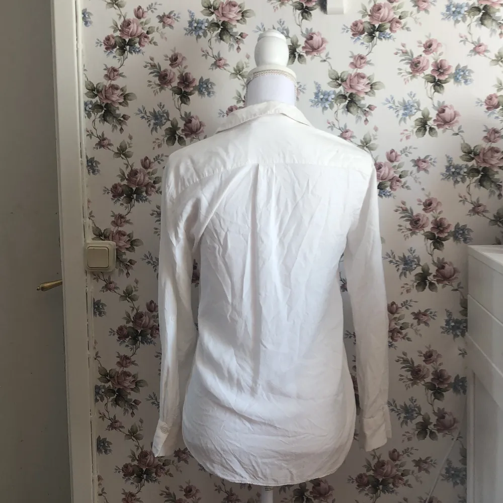 Luftig skjorta från Zara. Jätte behagligt material. Det är lite genomskinlig också. 🌺📦. Paidat.